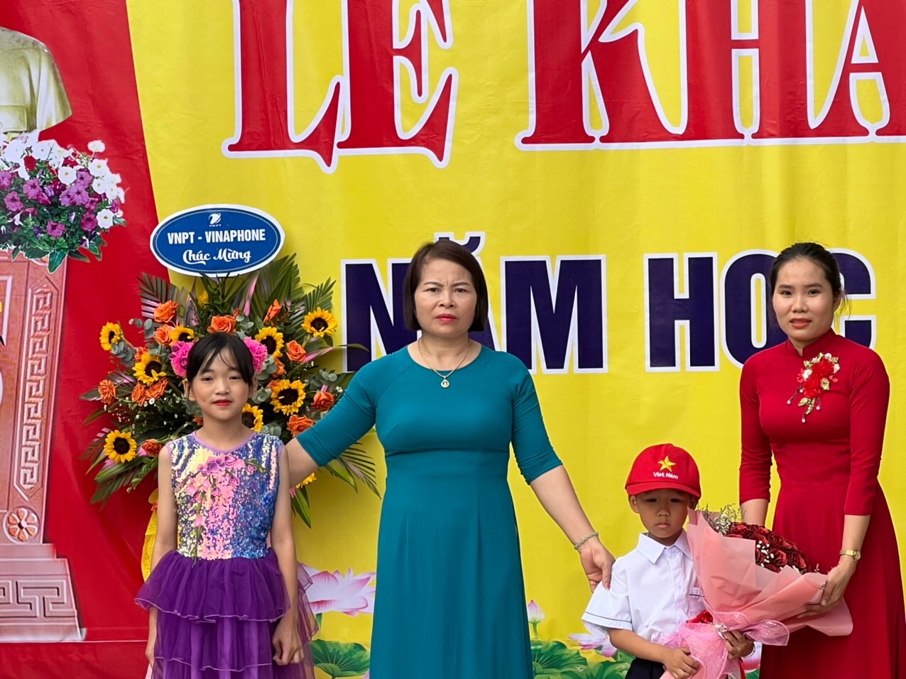Ảnh khai giảng tặng hoa lớp 1
