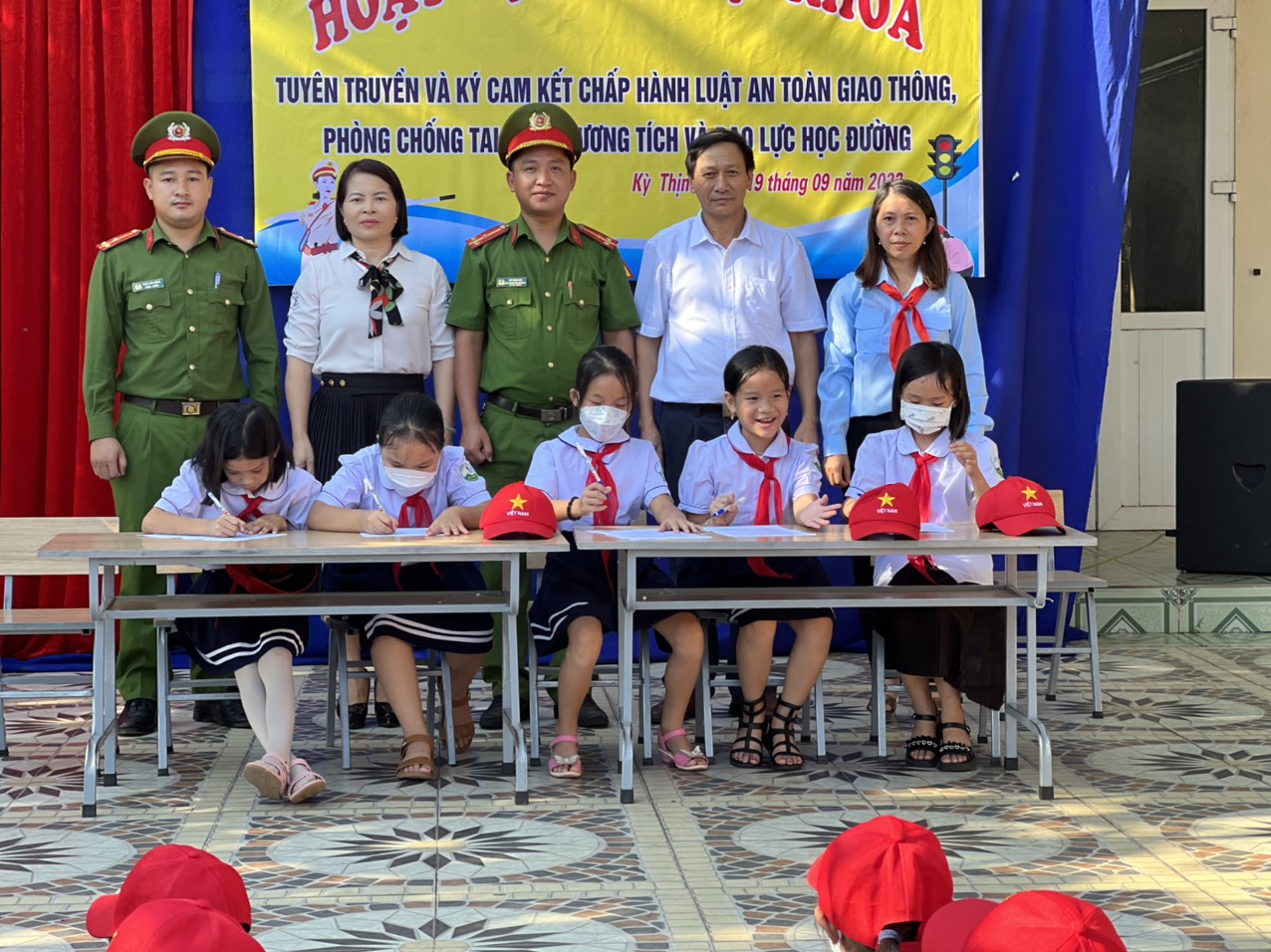 TRƯỜNG TIỂU HỌC KỲ THỊNH  2, THỊ XÃ KỲ ANH TỔ CHỨC THÀNH CÔNG NGOẠI KHÓA TUYÊN TRUYỀN PHÁP LUẬT VỀ AN TOÀN GIAO THÔNG VÀ PHÒNG TRÁNH TAI NẠN THƯƠNG TÍCH, BẠO LỰC HỌC ĐƯỜNG NĂM HỌC 2022-2023