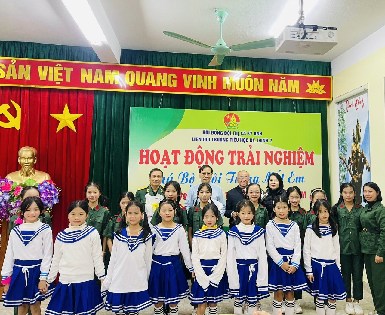 LIÊN ĐỘI TRƯỜNG TIỂU HỌC KỲ THỊNH 2 TỔ CHỨC CHƯƠNG TRÌNH KỶ NIỆM 79 NĂM NGÀY THÀNH LẬP QĐND VIỆT NAM VÀ 30 NĂM NGÀY HỘI QUỐC PHÒNG TOÀN DÂN