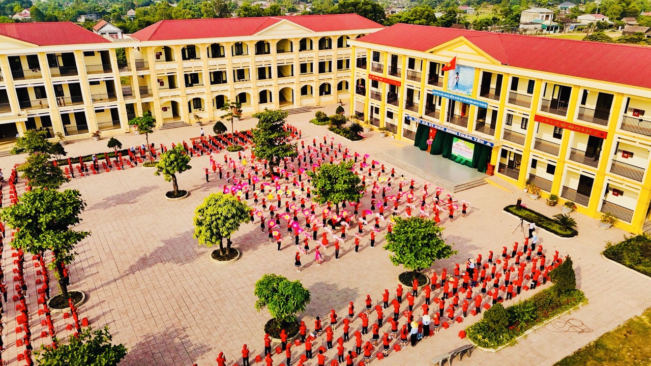 A SÂN TRƯỜNG (CHÀO MỪNG NGHỆ THUẬT)