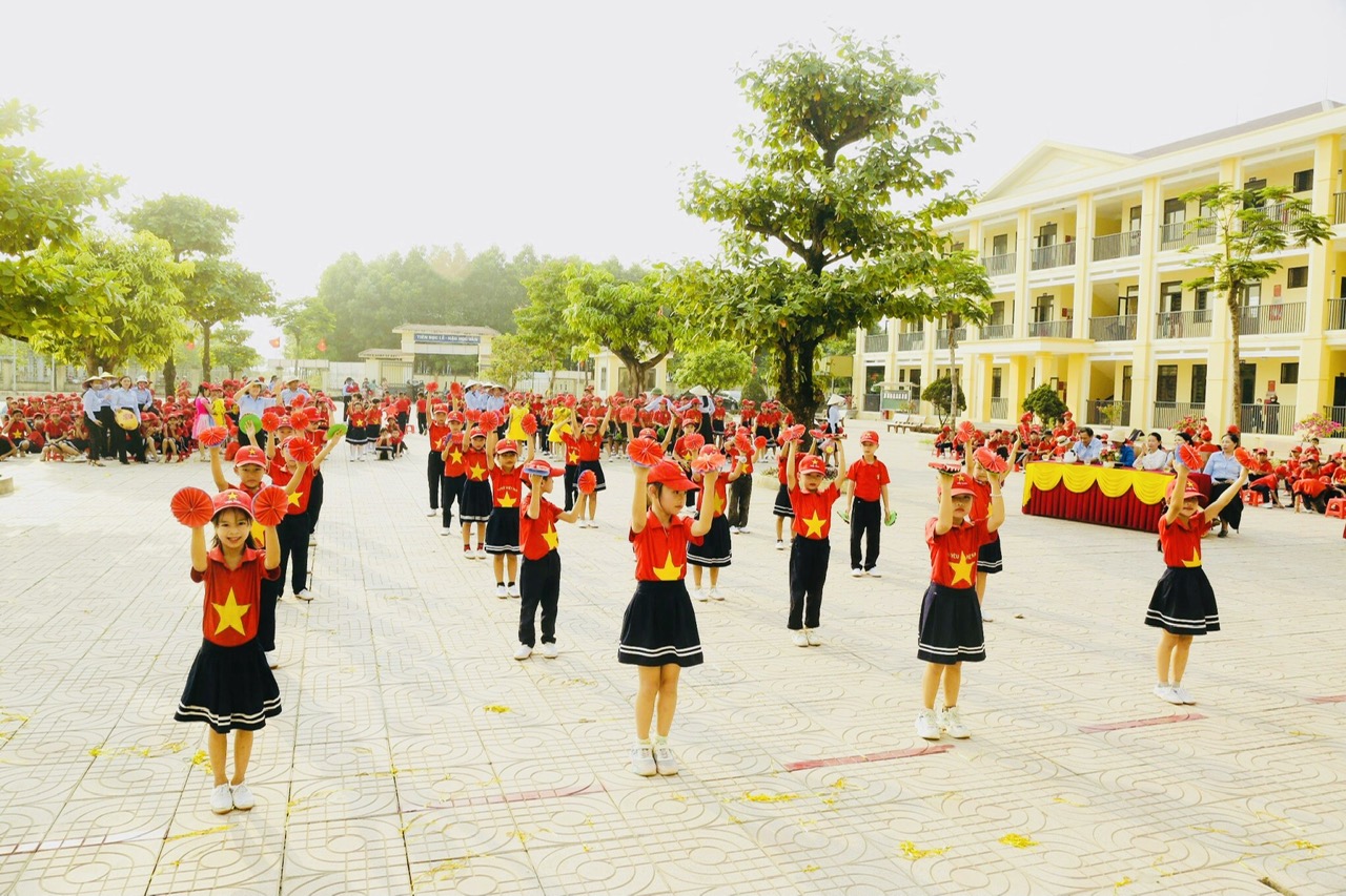A SÂN TRƯỜNG PHẦN THI LỚP 2G