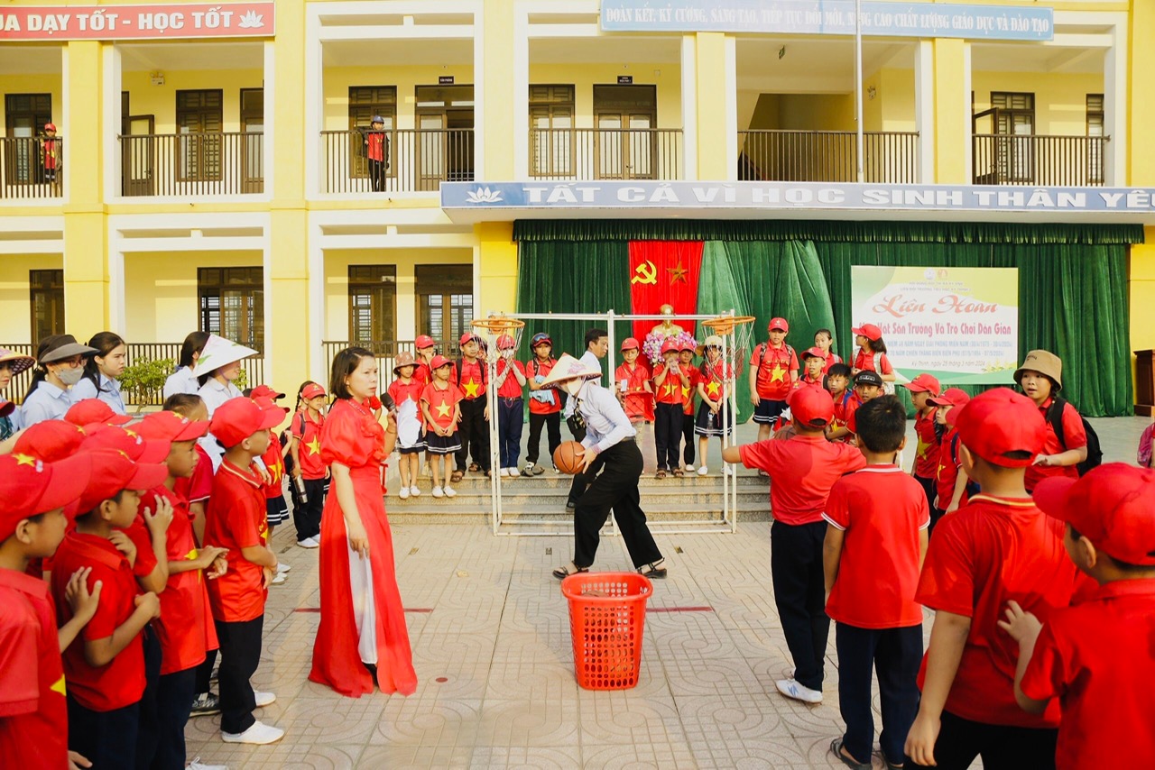 A SÂN TRƯỜNG TRÒ CHƠI NÉM BÓNG