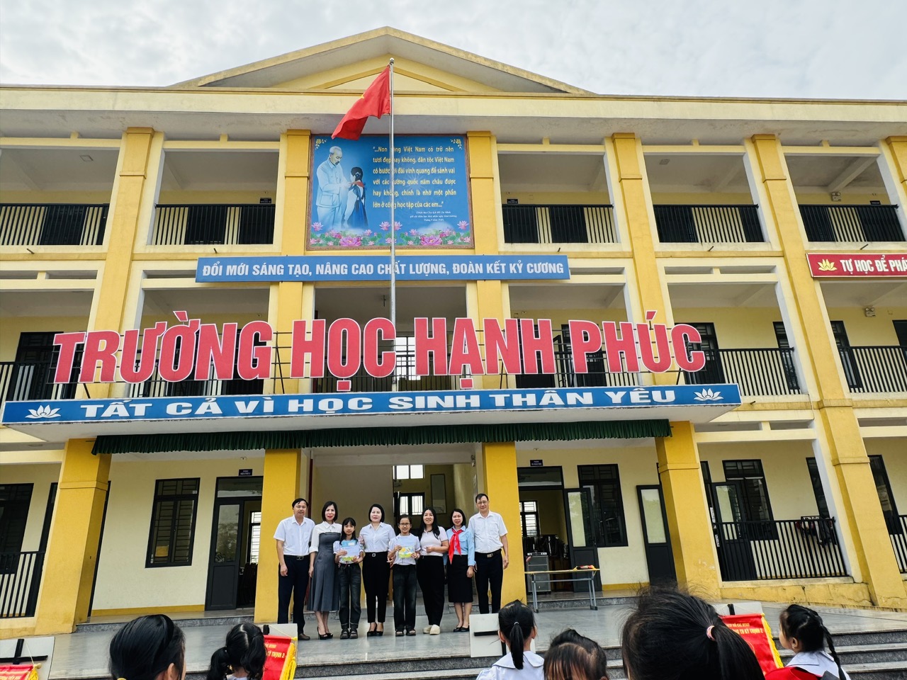 KHỞI ĐẦU TUẦN MỚI – LAN TỎA TÌNH YÊU ĐỌC SÁCH VÀ TÌNH YÊU QUA NHỮNG NÉT VẼ HỒN NHIÊN