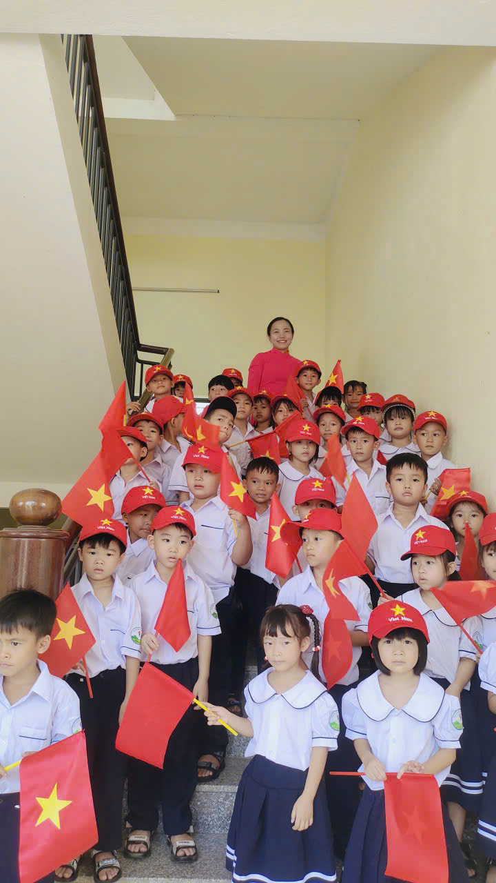 1E cả lớp cầu thang