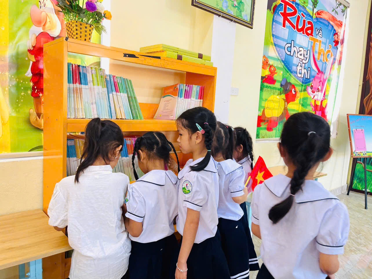 tham quan thư viện trường 1