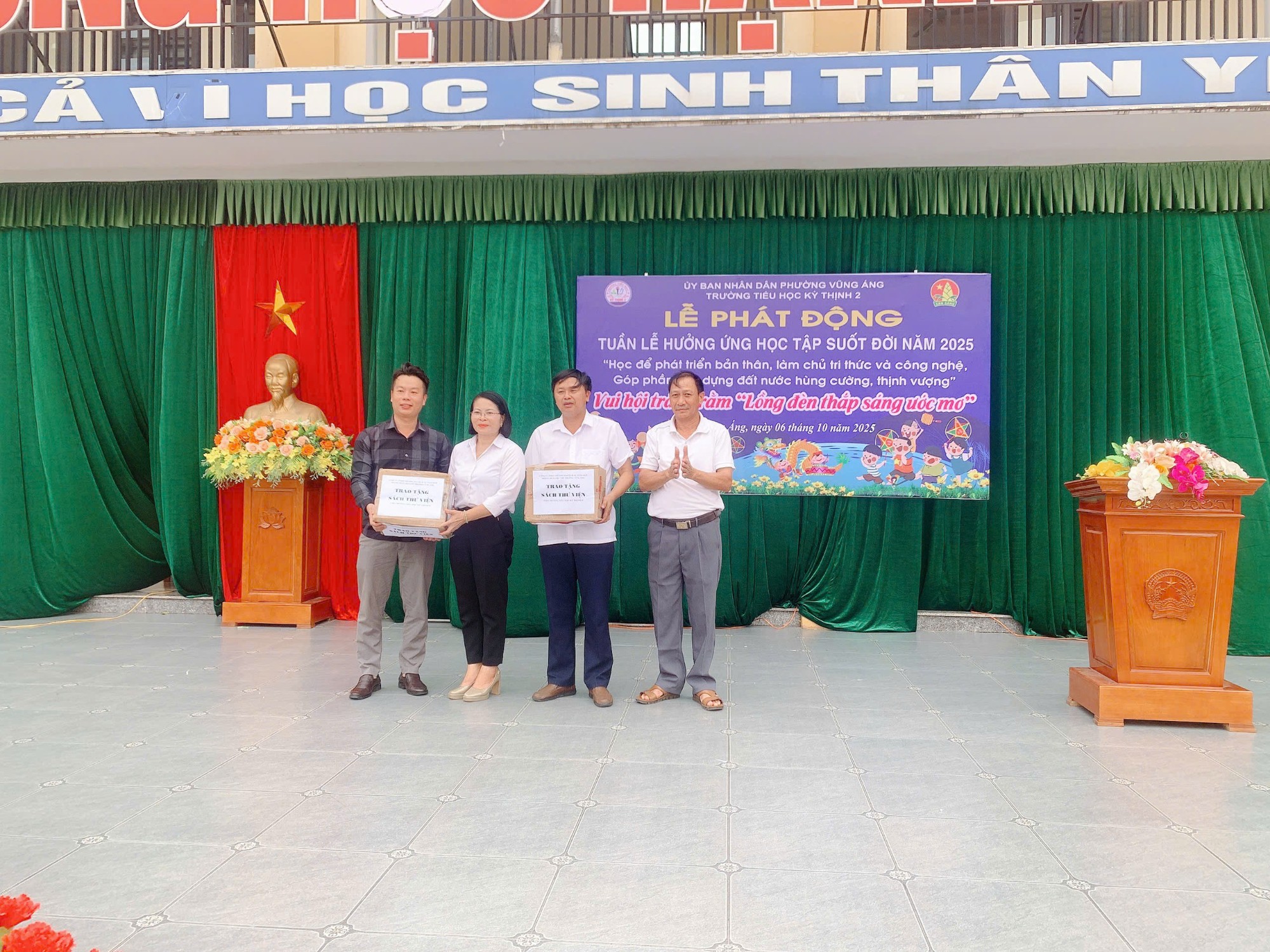 Công ty Nhà Sách Kỳ Anh trao tặng sách 