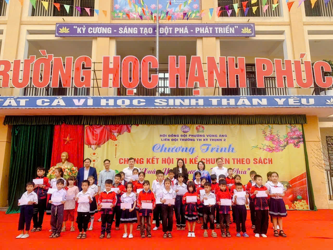 TRAO QUÀ TẾT