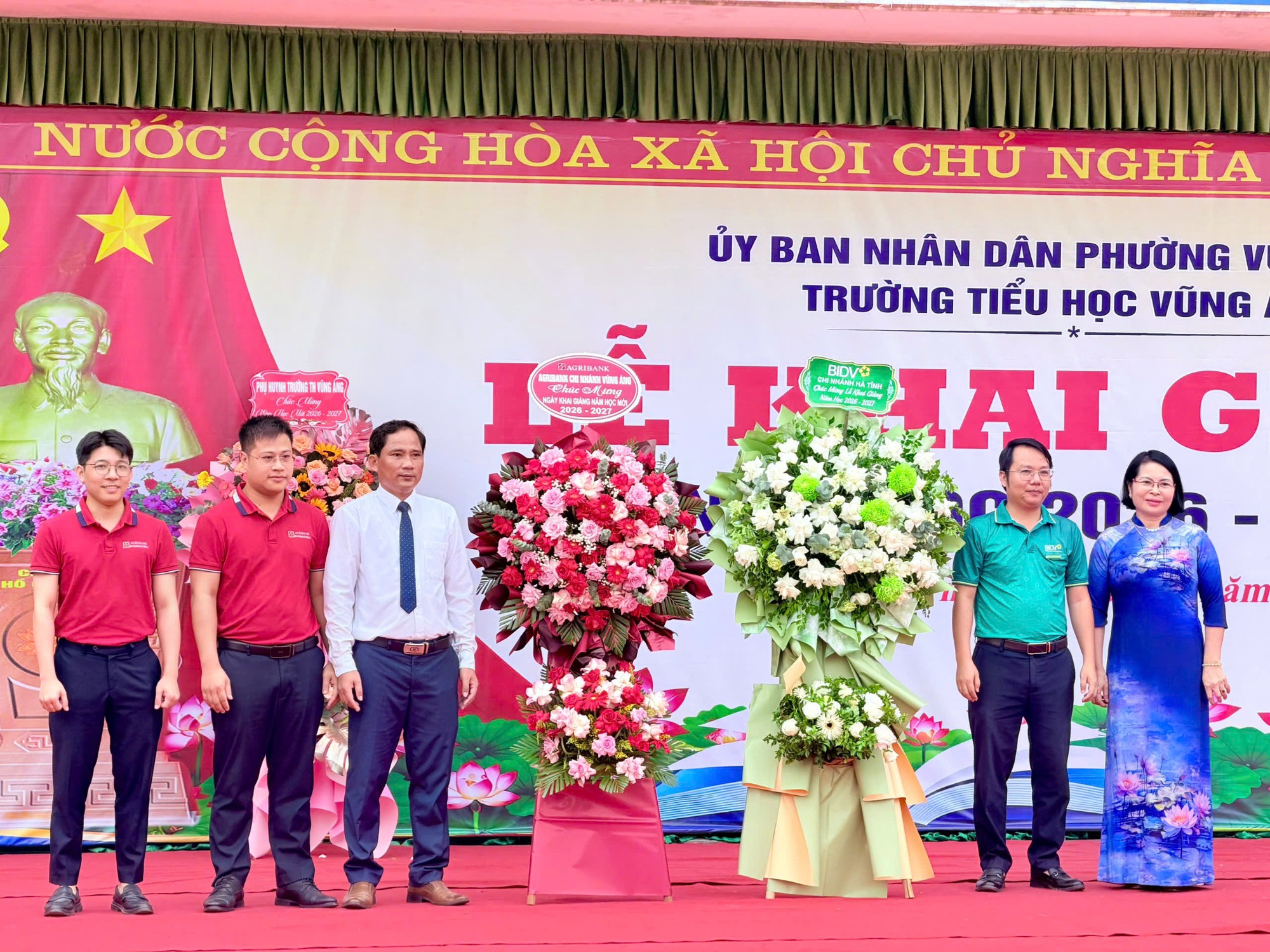 Đại diện 2 ngân hàng Tặng hoa chúc mừng
