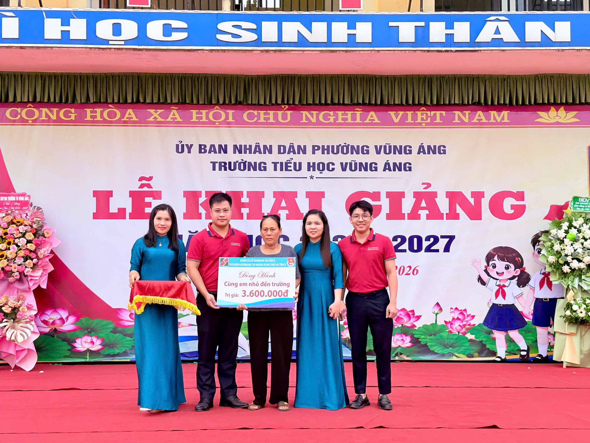 Đại diện ngân hàng Agibank tặng học bổng cho Hs có hoàn cảnh Khó khăn