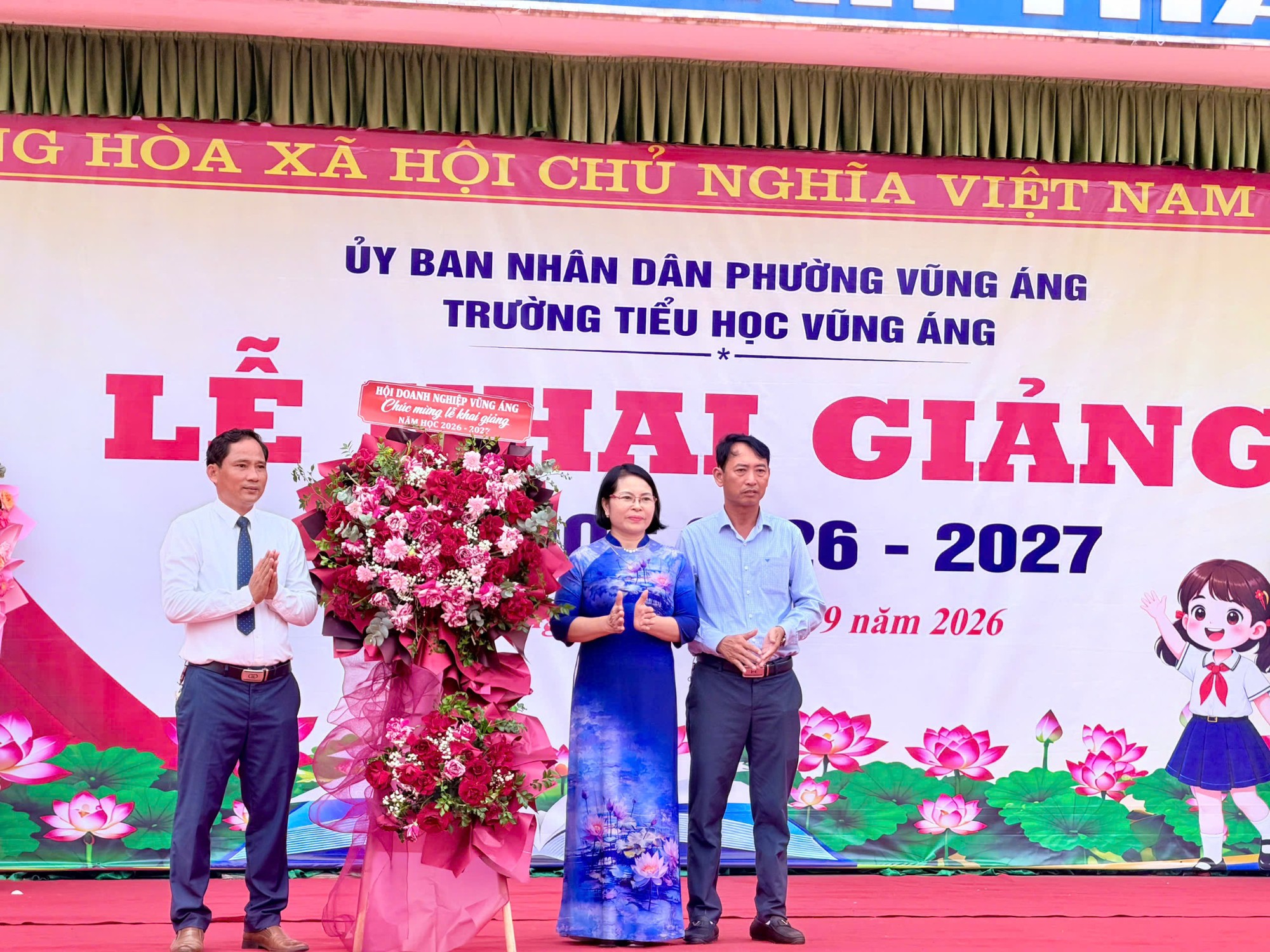 Doanh nghiệp tặng hoa chúc mừng