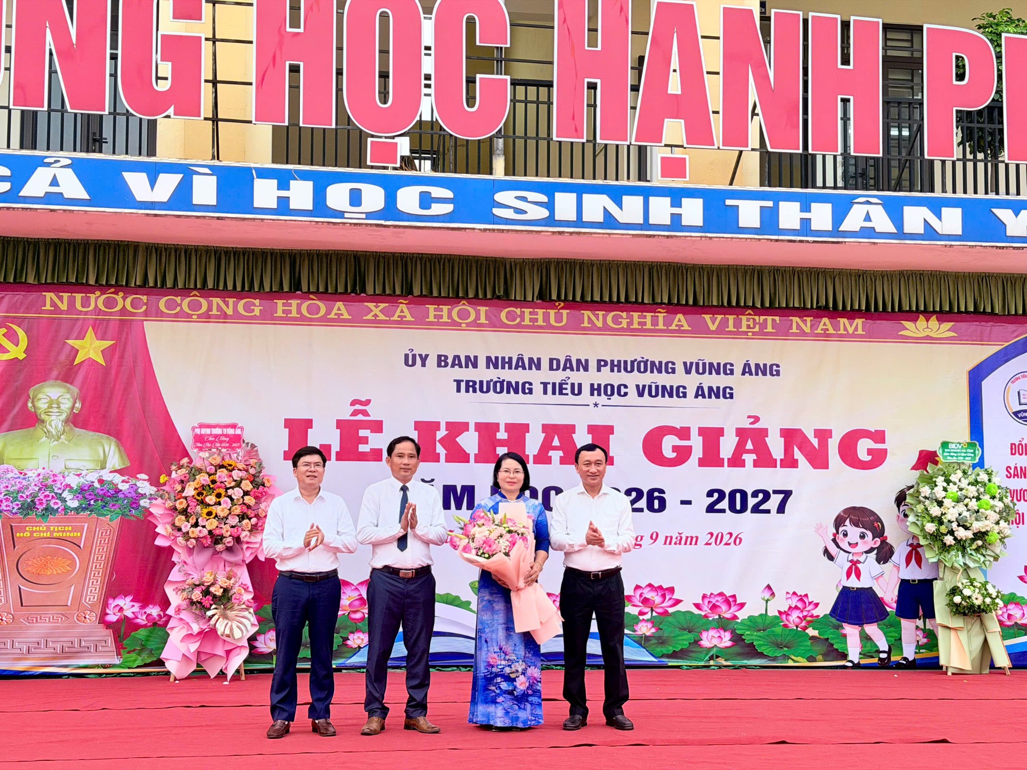 Lãnh đạo phường tặng hoa chúc mừng