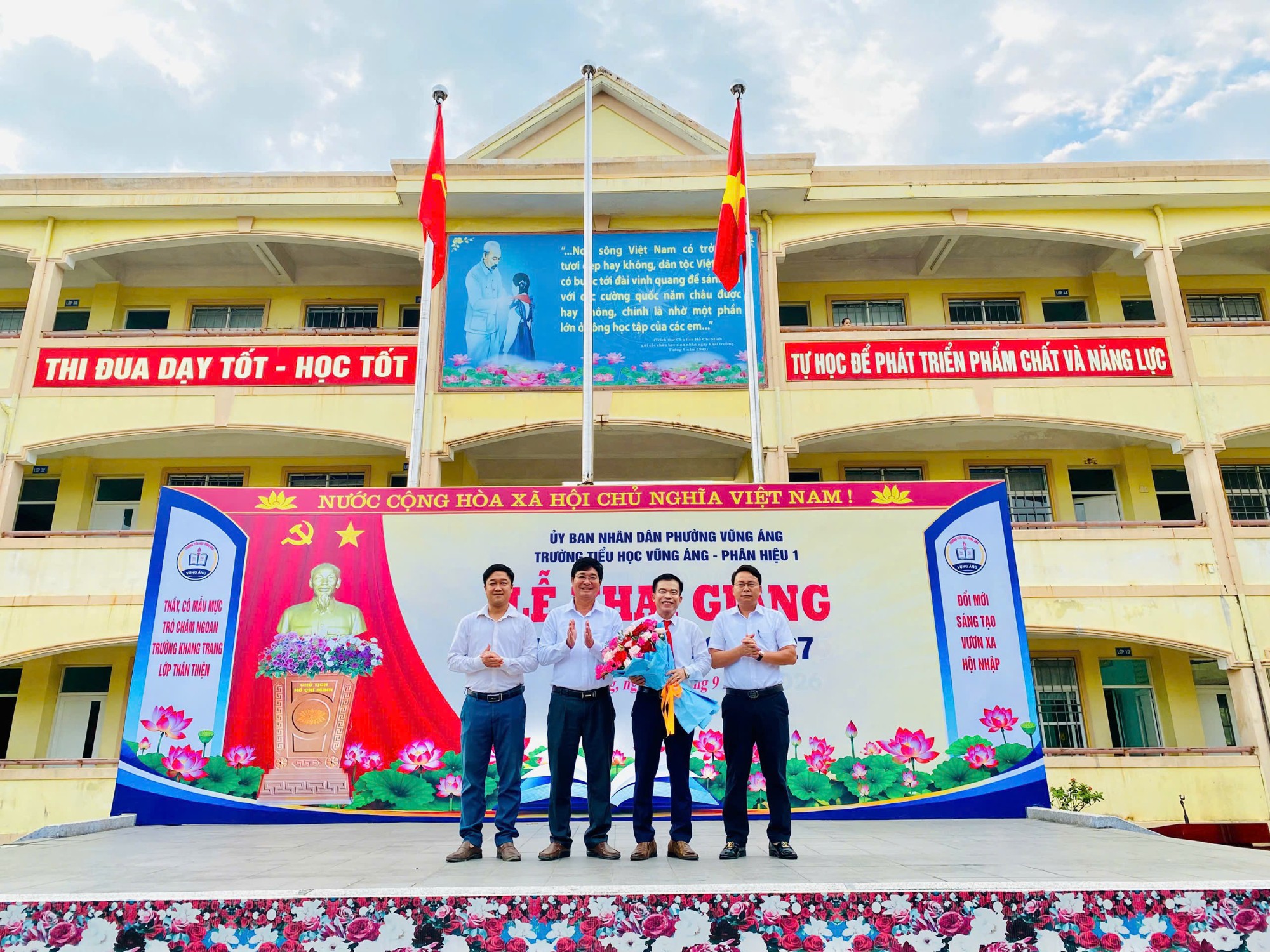 Lãnh đạo UB tặng hoa chúc mừng phân Hiệu 1