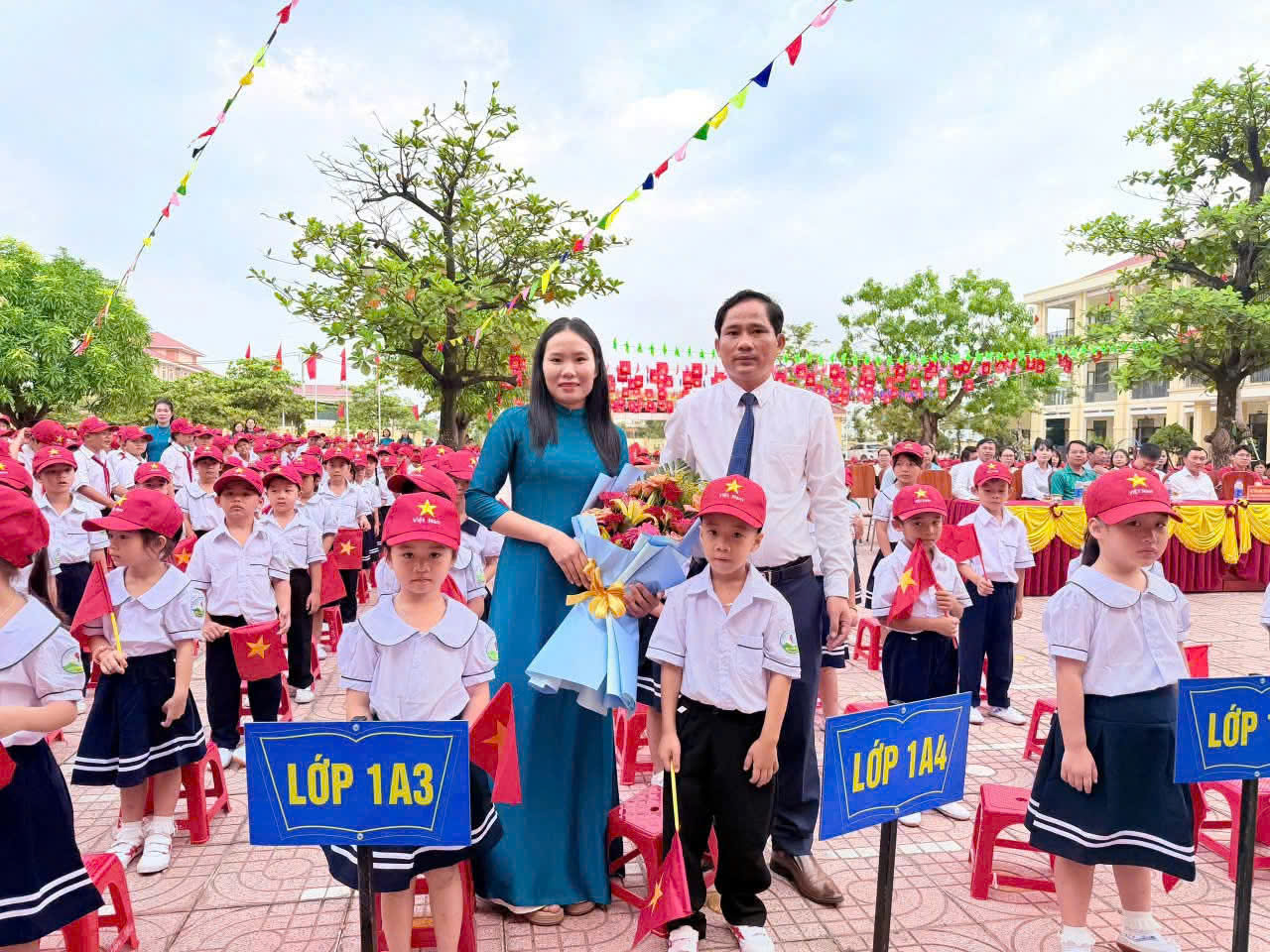 Tặng hoa HS lớp 1 2