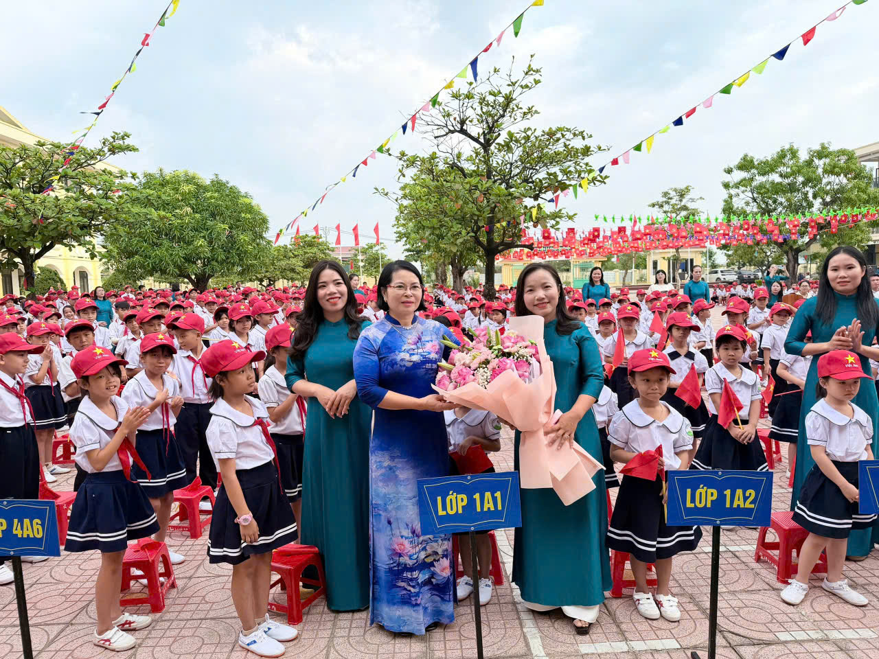 Tặng hoa Hs lớp 1