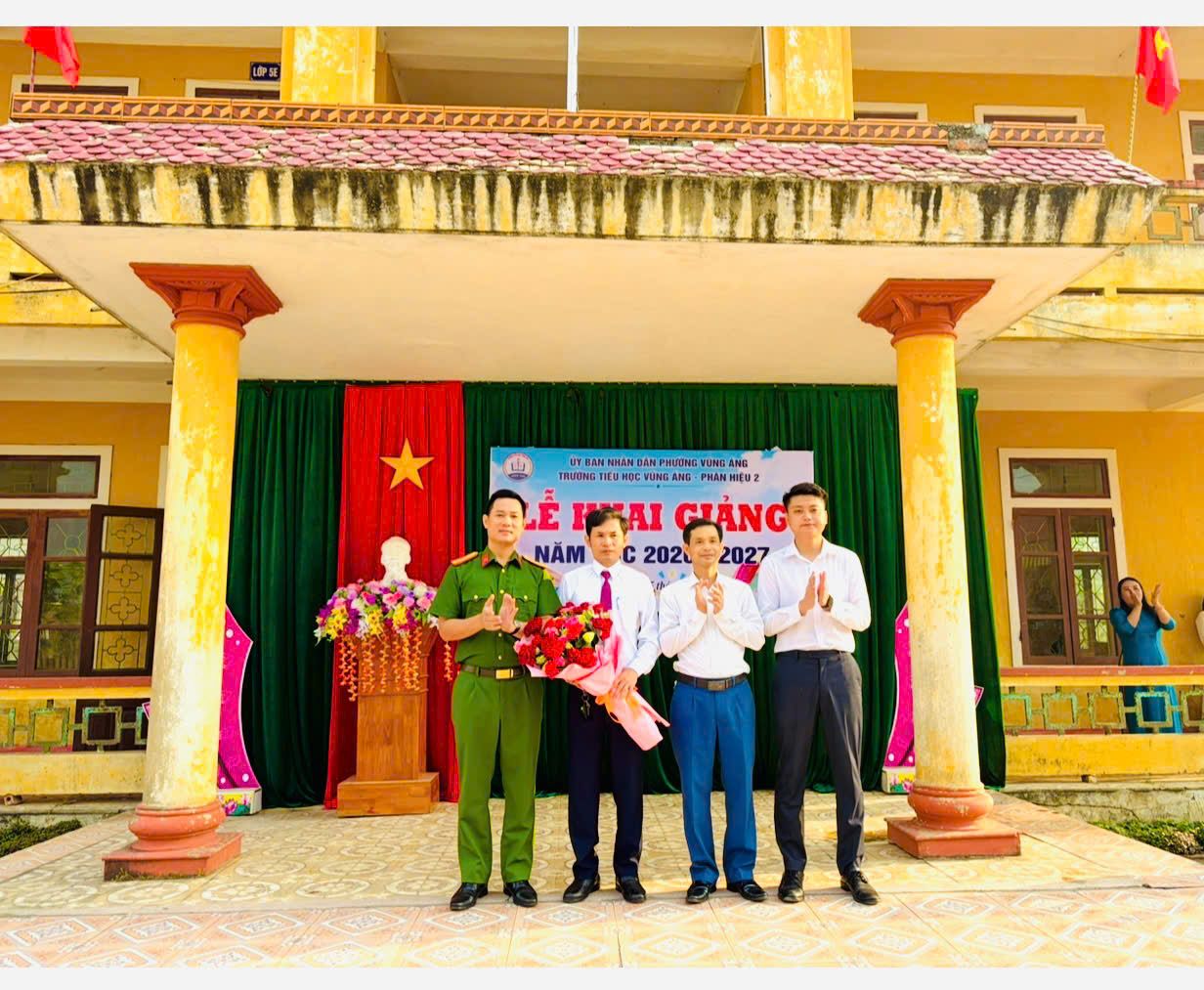 Thầy giáo Nguyễn Văn Lắm và Đại biểu