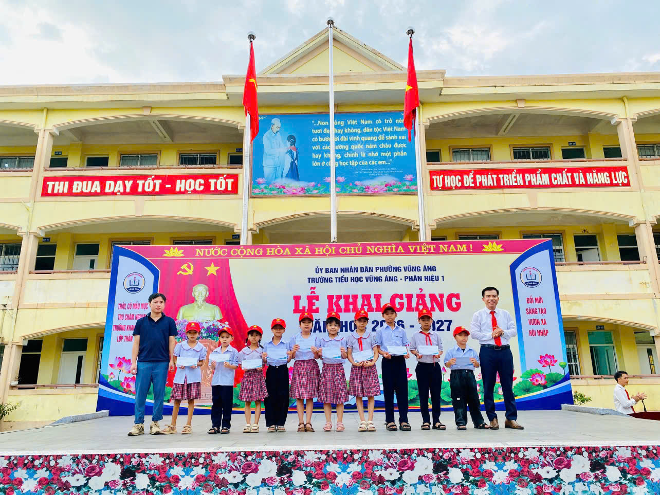 TRAO QUÀ KỲ LONG 2