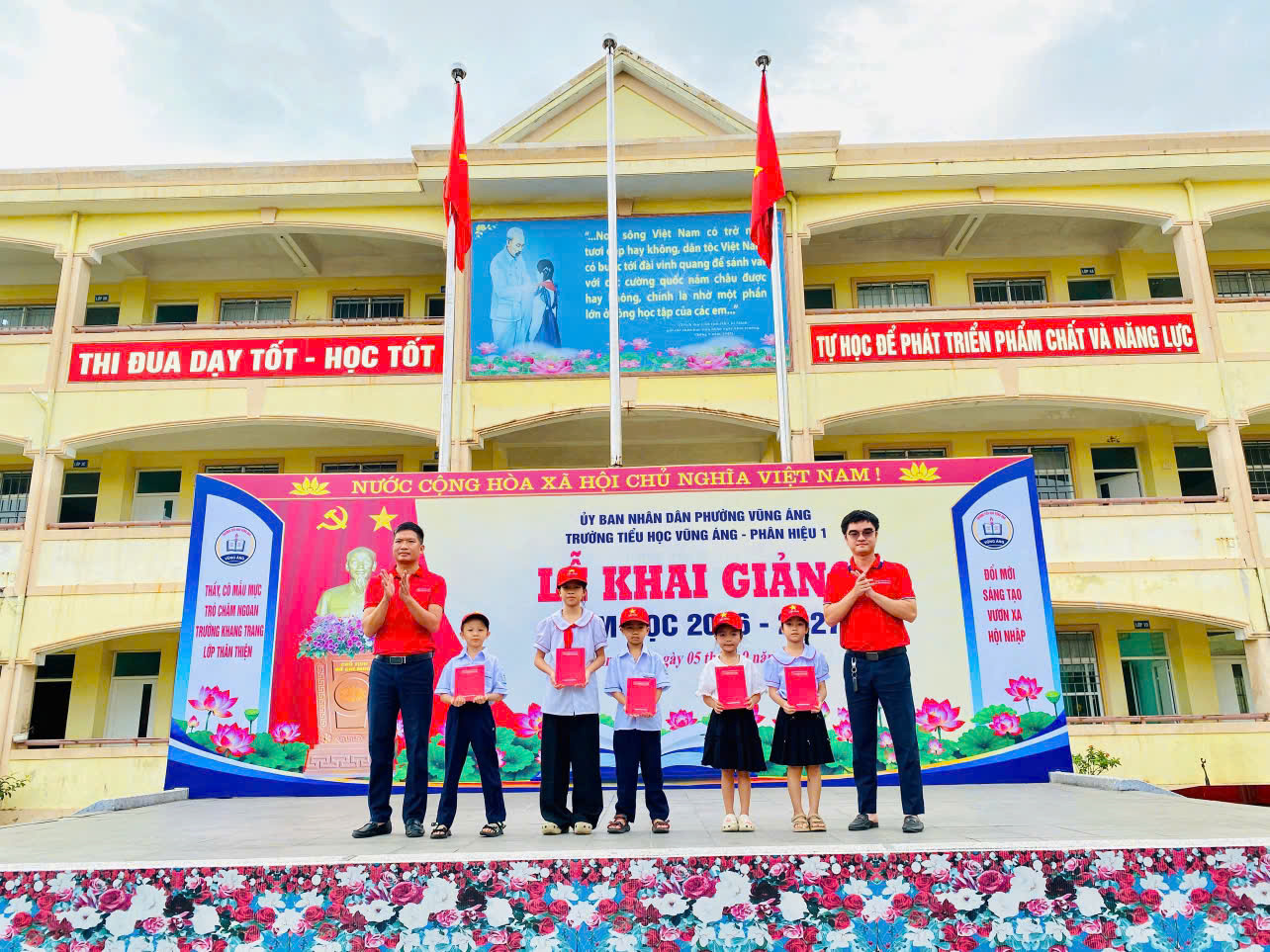 TRAO QUÀ KỲ LONG